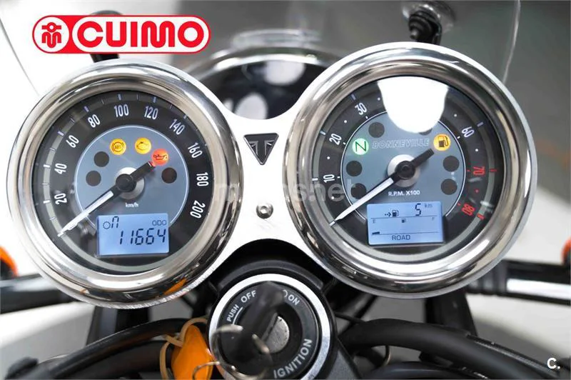 Triumph Bonneville T100 – Vista 24