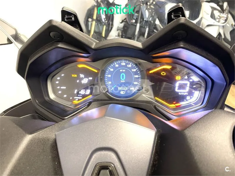 Kymco AK 550 – Vista 4