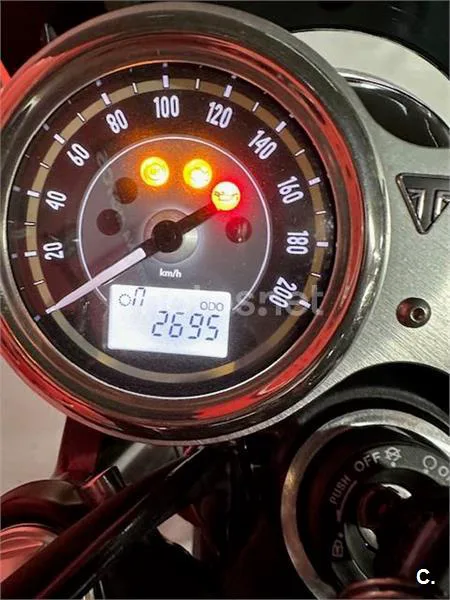 Triumph Bonneville T100 – Vista 9