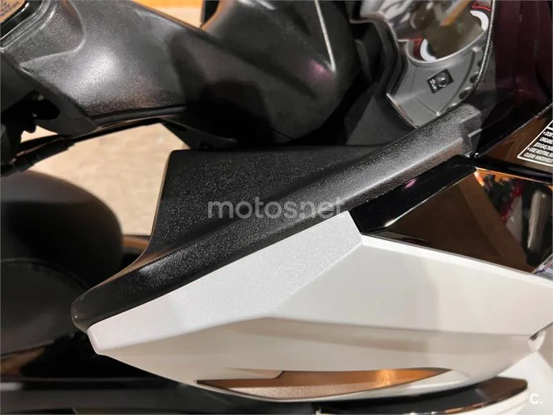 Kymco K-XCT 300i – Vista 40