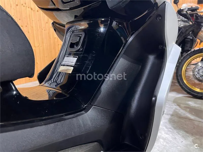 Kymco K-XCT 300i – Vista 42