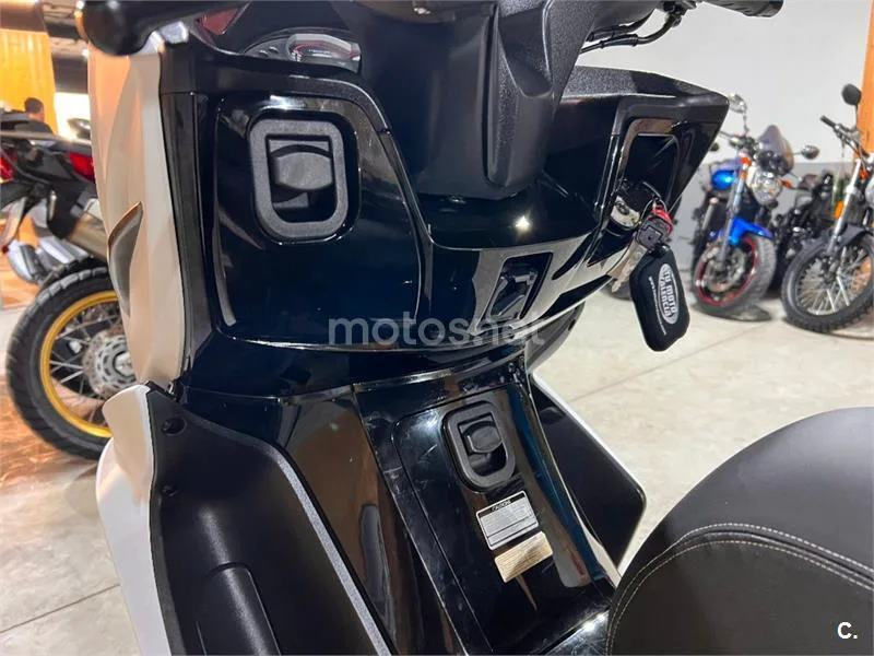 Kymco K-XCT 300i – Vista 77