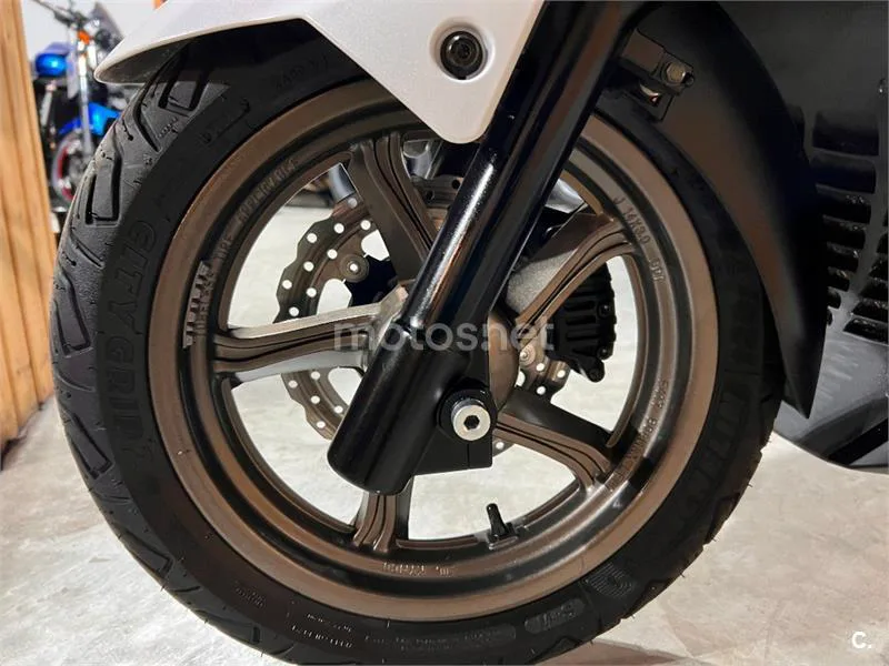 Kymco K-XCT 300i – Vista 85