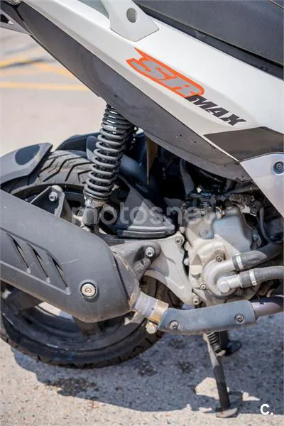 Aprilia SR Max 300 – Vista 11