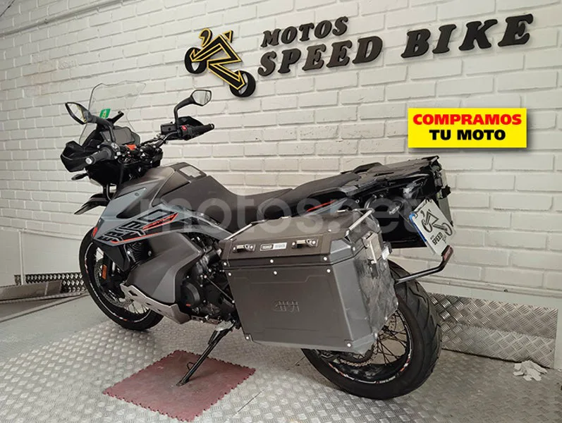 KTM 890 – Vista 14