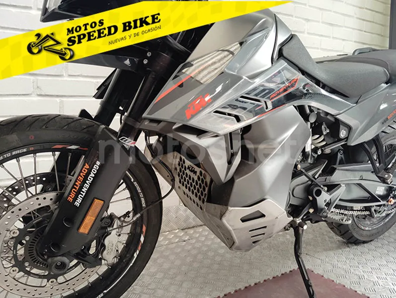 KTM 890 – Vista 17