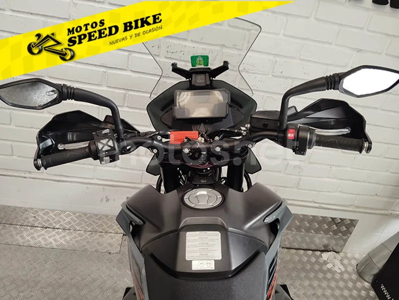 KTM 890 – Vista 19