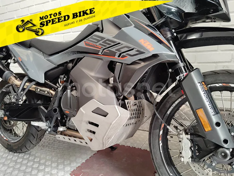 KTM 890 – Vista 4