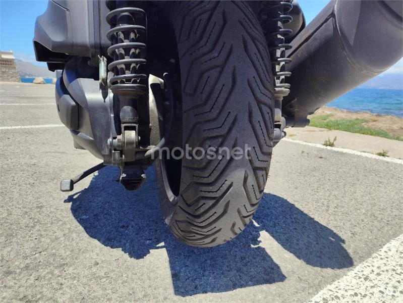 Yamaha XMAX 400 - Vista 5