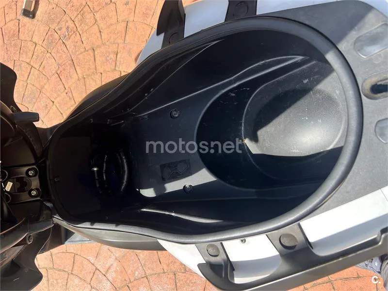 Yamaha XMAX 400 – Vista 7