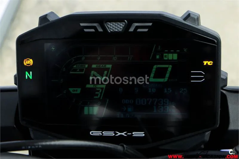 Suzuki GSX-S – Vista 6