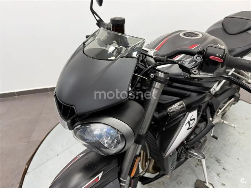 Triumph Street Triple – Vista 16