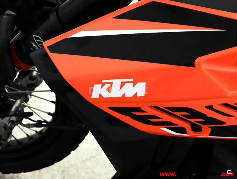 KTM 890 – Vista 9
