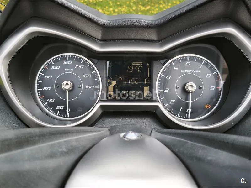 Yamaha XMAX 400 – Vista 7