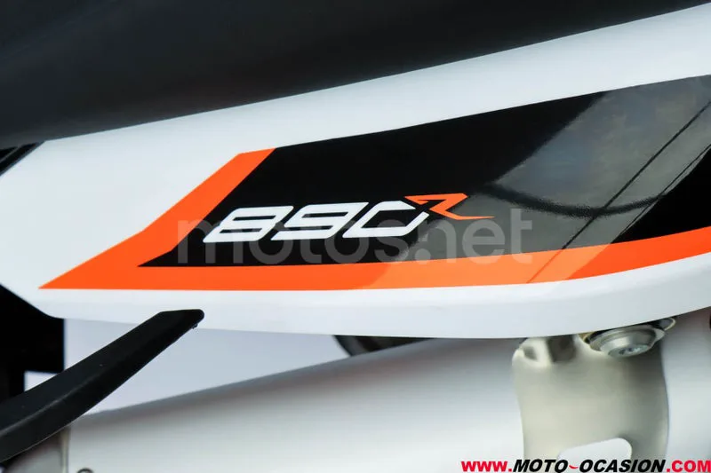 KTM 890 – Vista 9