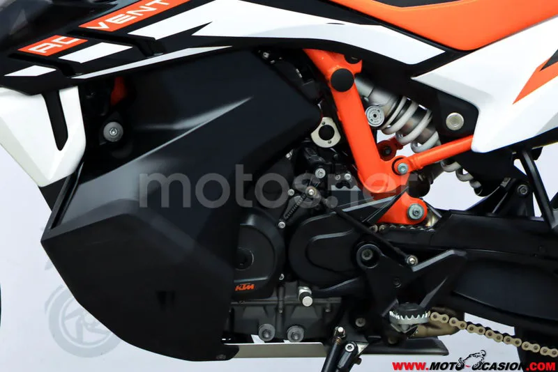 KTM 890 – Vista 10