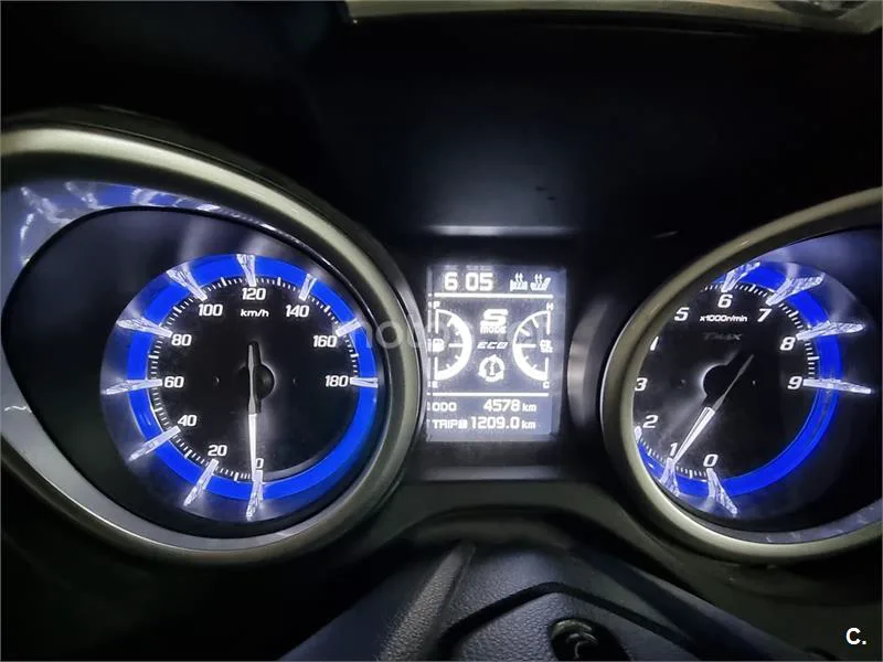 Yamaha TMAX – Vista 5
