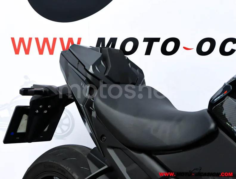 Suzuki GSX-S – Vista 11