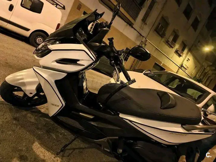 Kymco K-XCT 300i - Vista 3