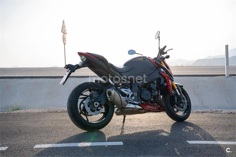 Suzuki GSX-S – Vista 11