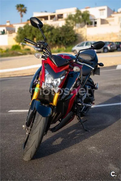 Suzuki GSX-S – Vista 14