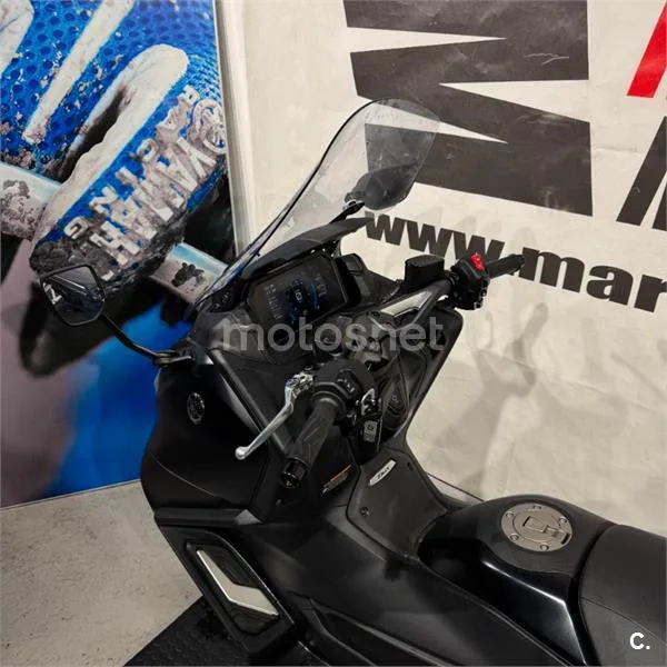 Yamaha TMAX – Vista 13