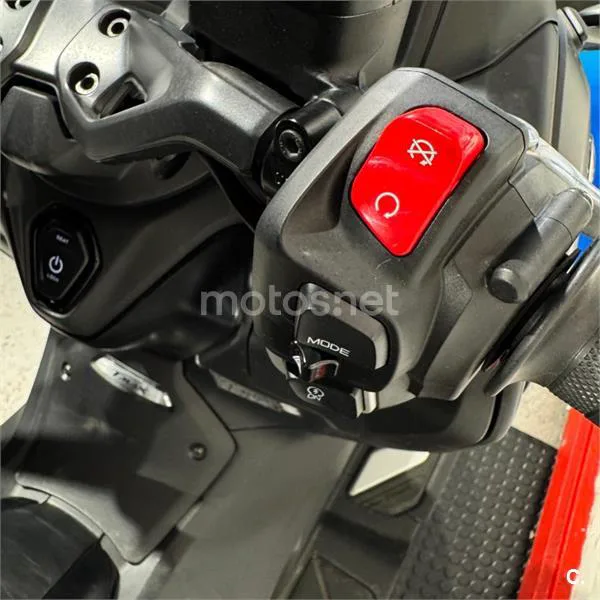 Yamaha TMAX – Vista 15