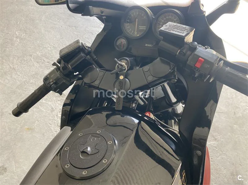 Kawasaki GPZ900R - Vista 11