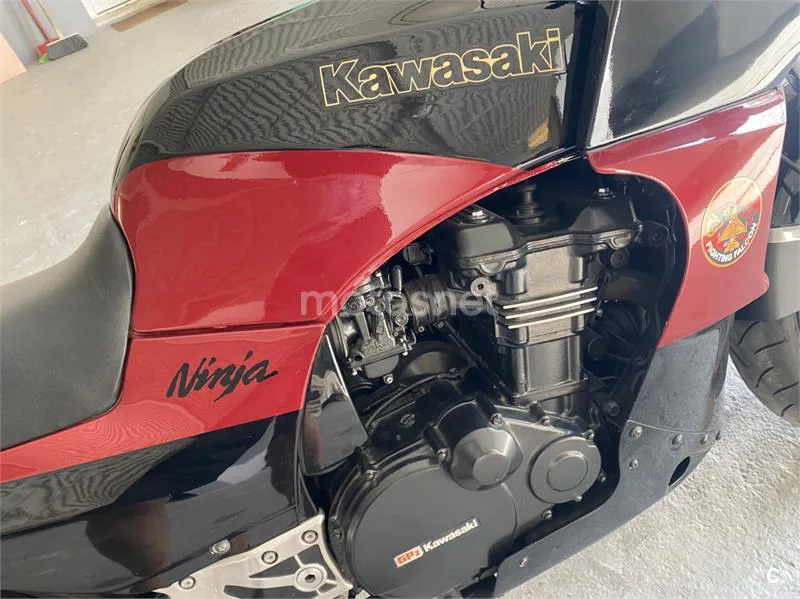 Kawasaki GPZ900R - Vista 12