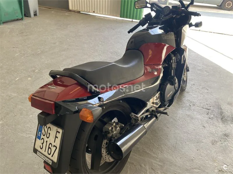 Kawasaki GPZ900R - Vista 8