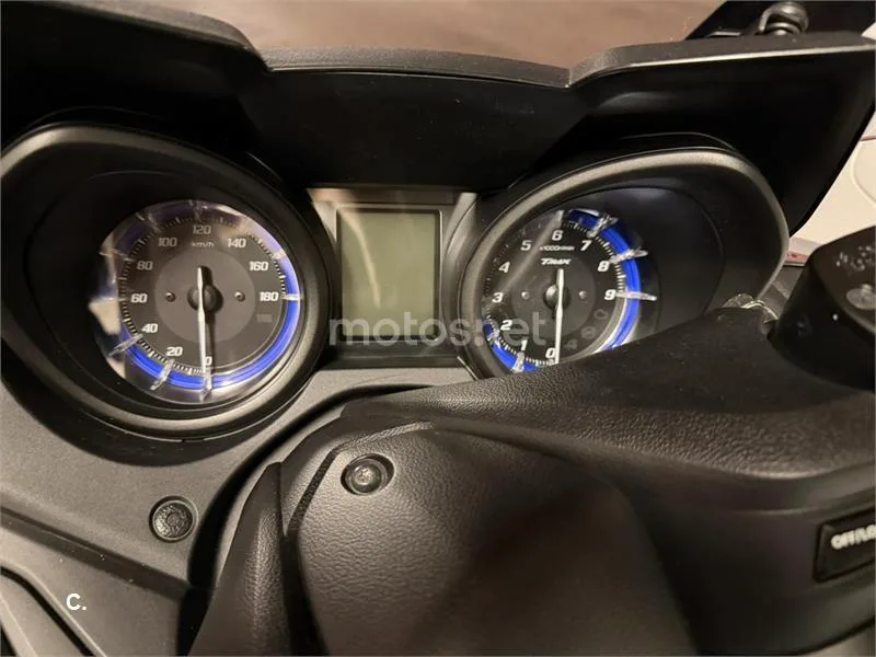 Yamaha TMAX 560 – Vista 3