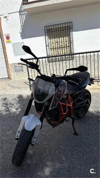 KTM 690 Duke – Vista 2