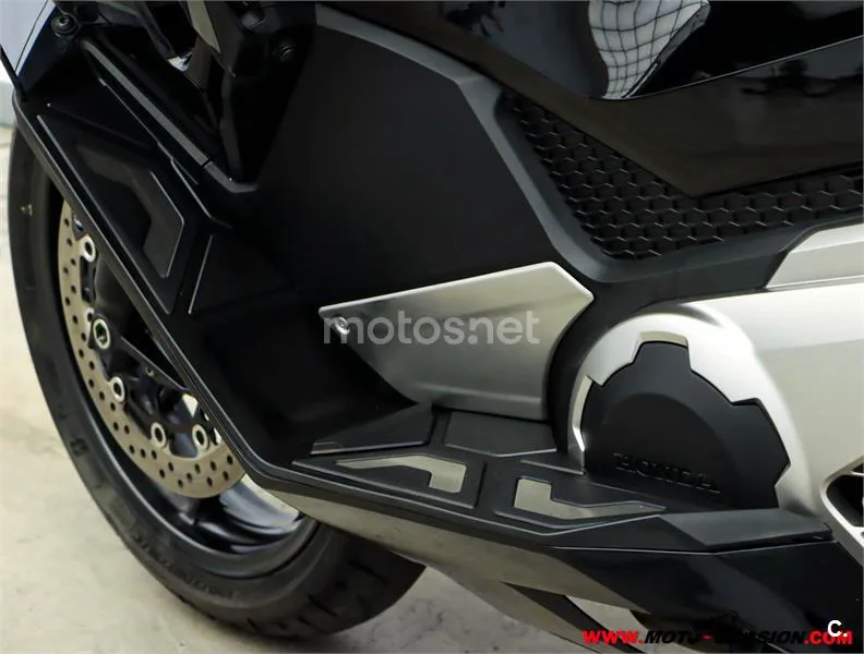 Honda Forza 750 – Vista 10