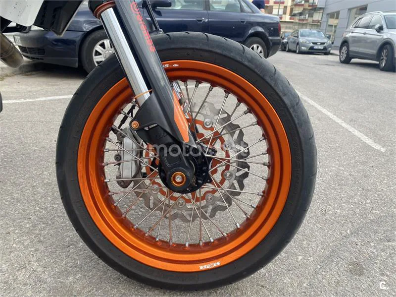 KTM 690 SMC R – Vista 3