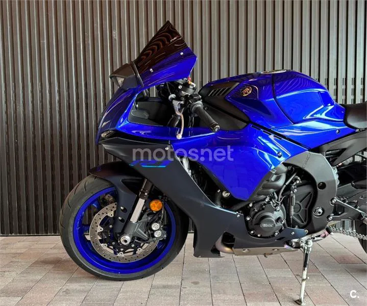 Yamaha R1 – Vista 12