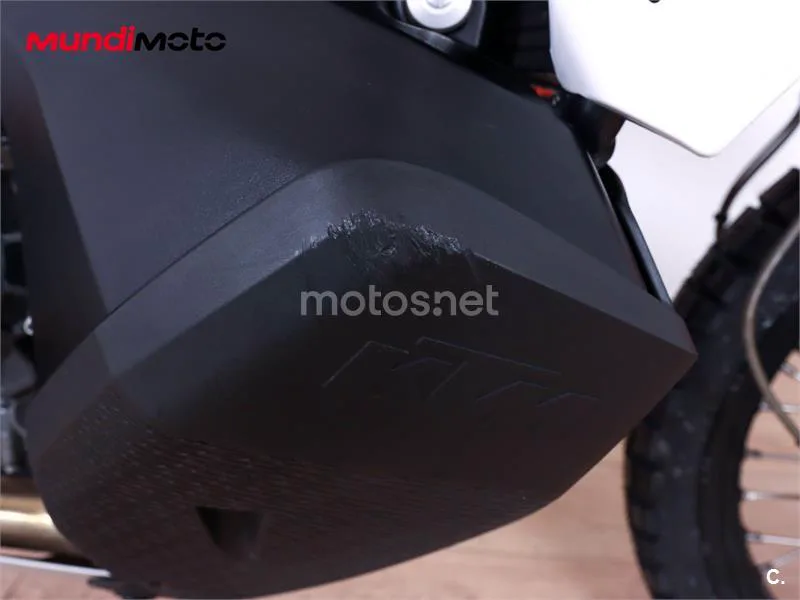 KTM 890 – Vista 17