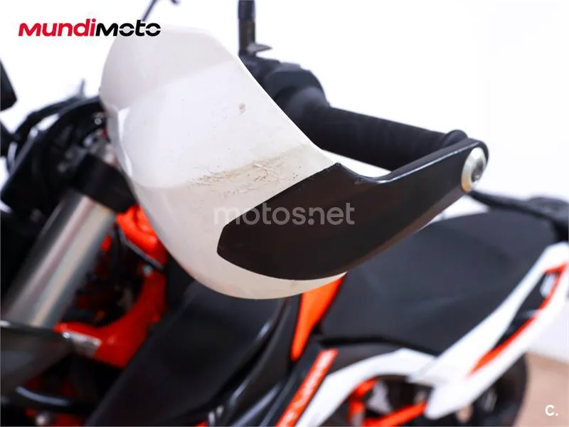 KTM 890 – Vista 19