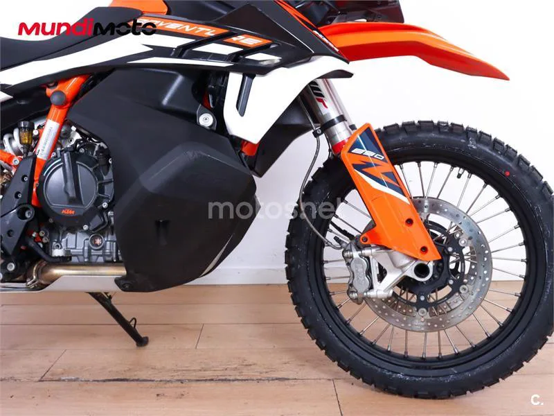 KTM 890 – Vista 21