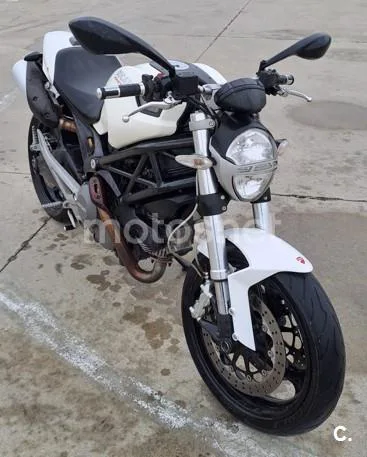 Ducati Monster 696 – Vista 3