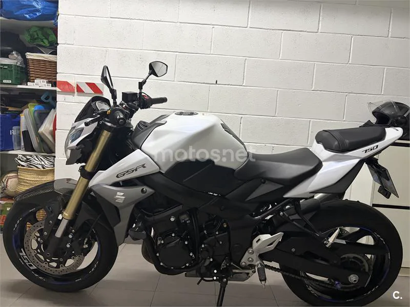 Suzuki GSR 750 – Vista 2