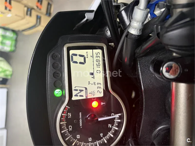 Suzuki GSR 750 – Vista 4