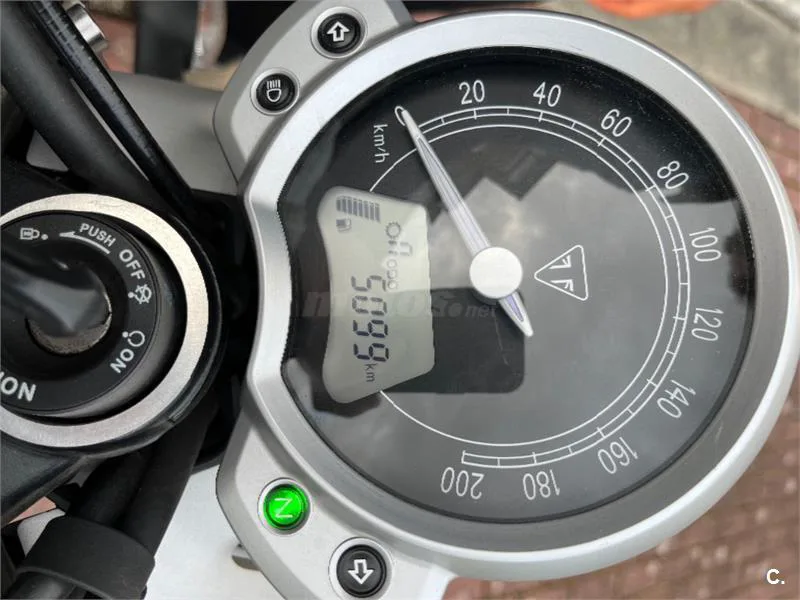 Triumph Street Twin – Vista 3