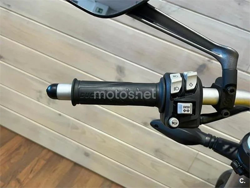 Ducati Monster 821 – Vista 12