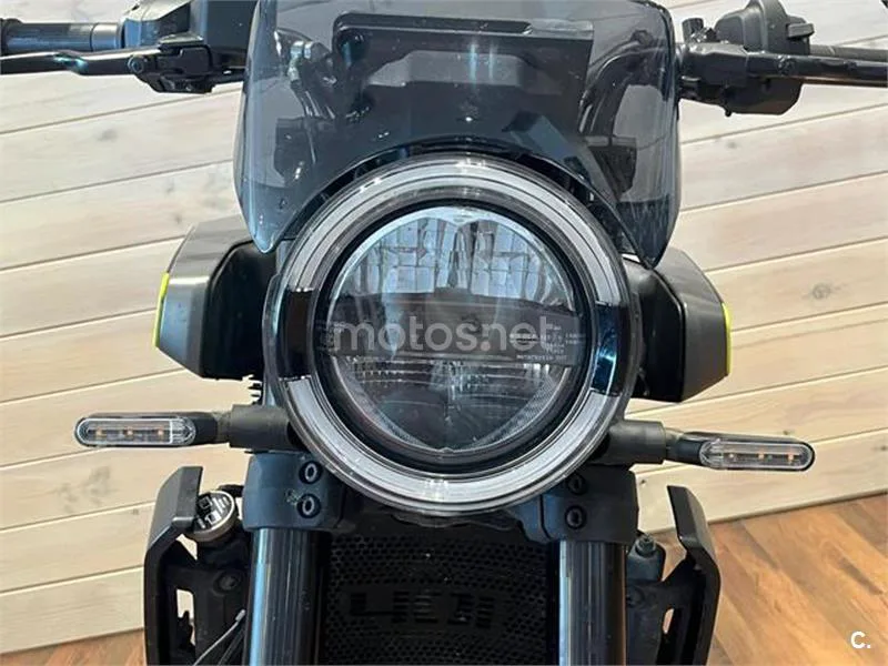 Husqvarna Svartpilen 401 – Vista 10