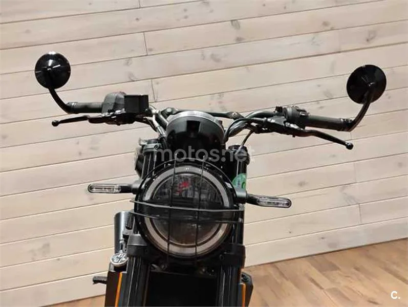 Husqvarna Svartpilen 401 – Vista 10