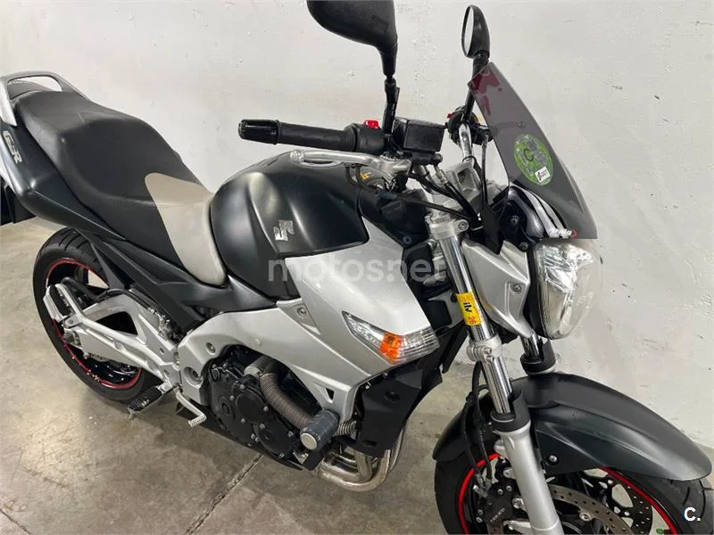 Suzuki GSR 600 – Vista 14