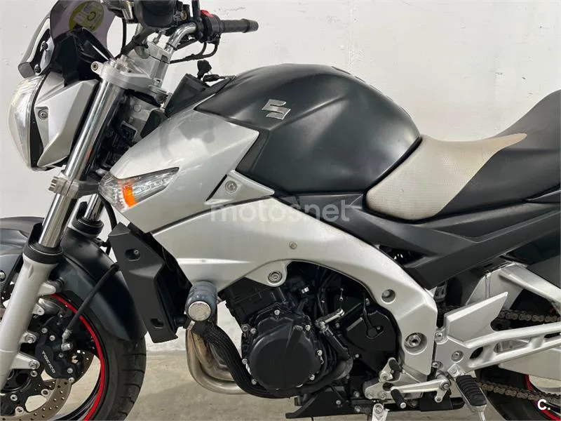 Suzuki GSR 600 – Vista 19