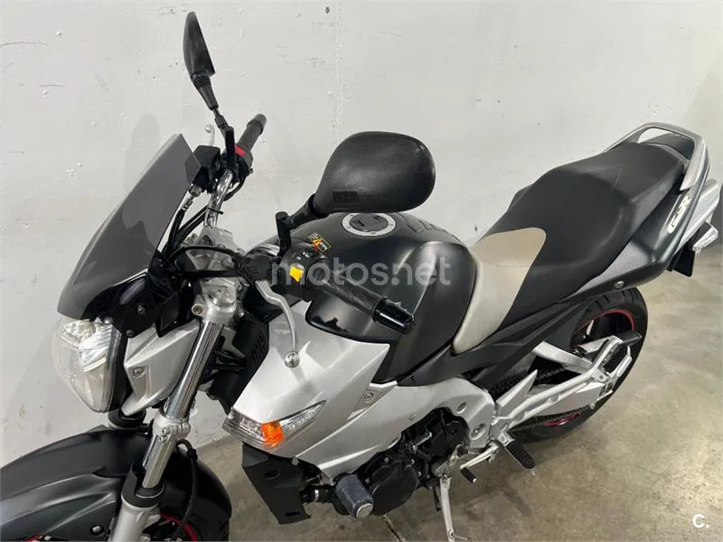 Suzuki GSR 600 – Vista 20