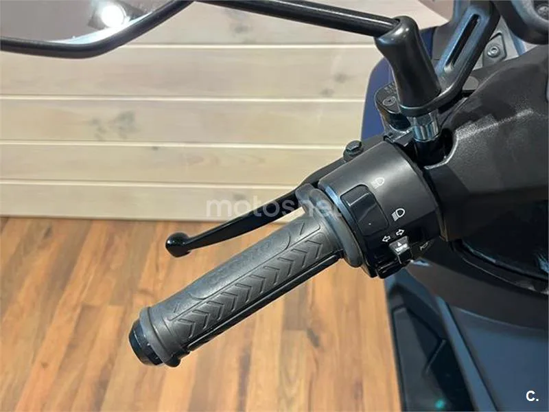 Yamaha NMAX – Vista 12