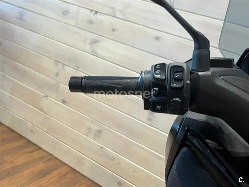 Yamaha XMAX 300 – Vista 12